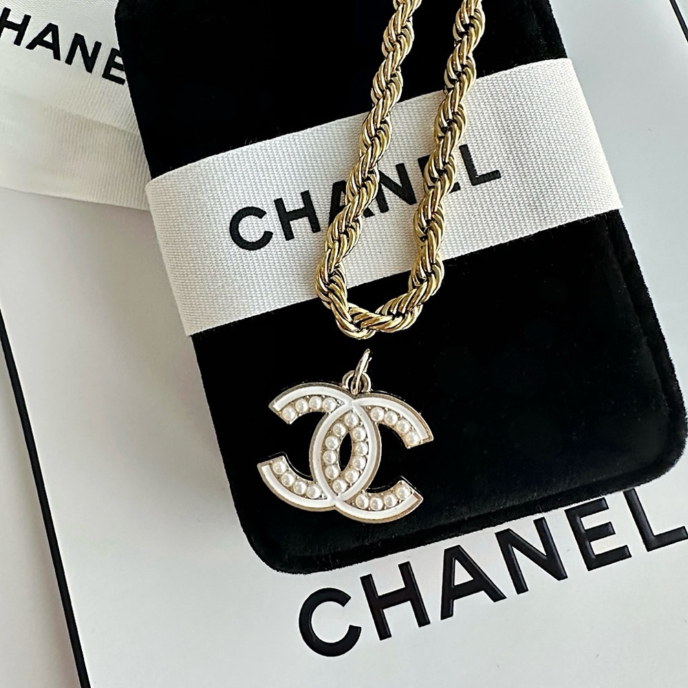 AUTHENTIC CHANEL VINTAGE WHITE PEARL CC GOLD TONE ZIPPER PULL PENDANT